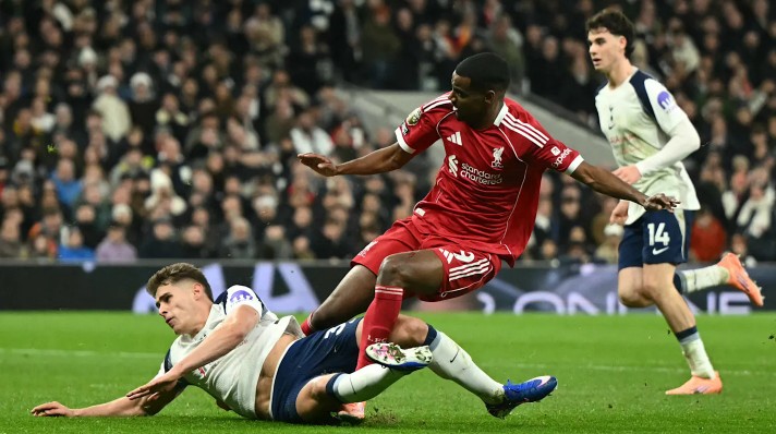 สัญชาตญาณของกุนซือ! อาร์เน สล็อต กับสัญญาณไม่สบายใจ อาการเจ็บอิซัคที่อาจเปลี่ยนแผนลิเวอร์พูล