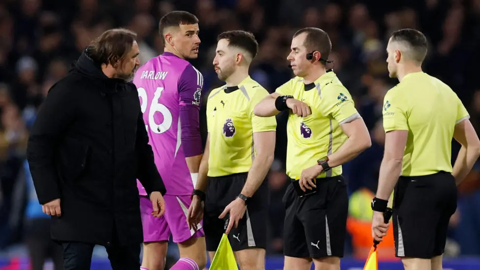 ทำไมดาเนียล ฟาร์เคถึงโดนใบแดงหลังจบเกม?